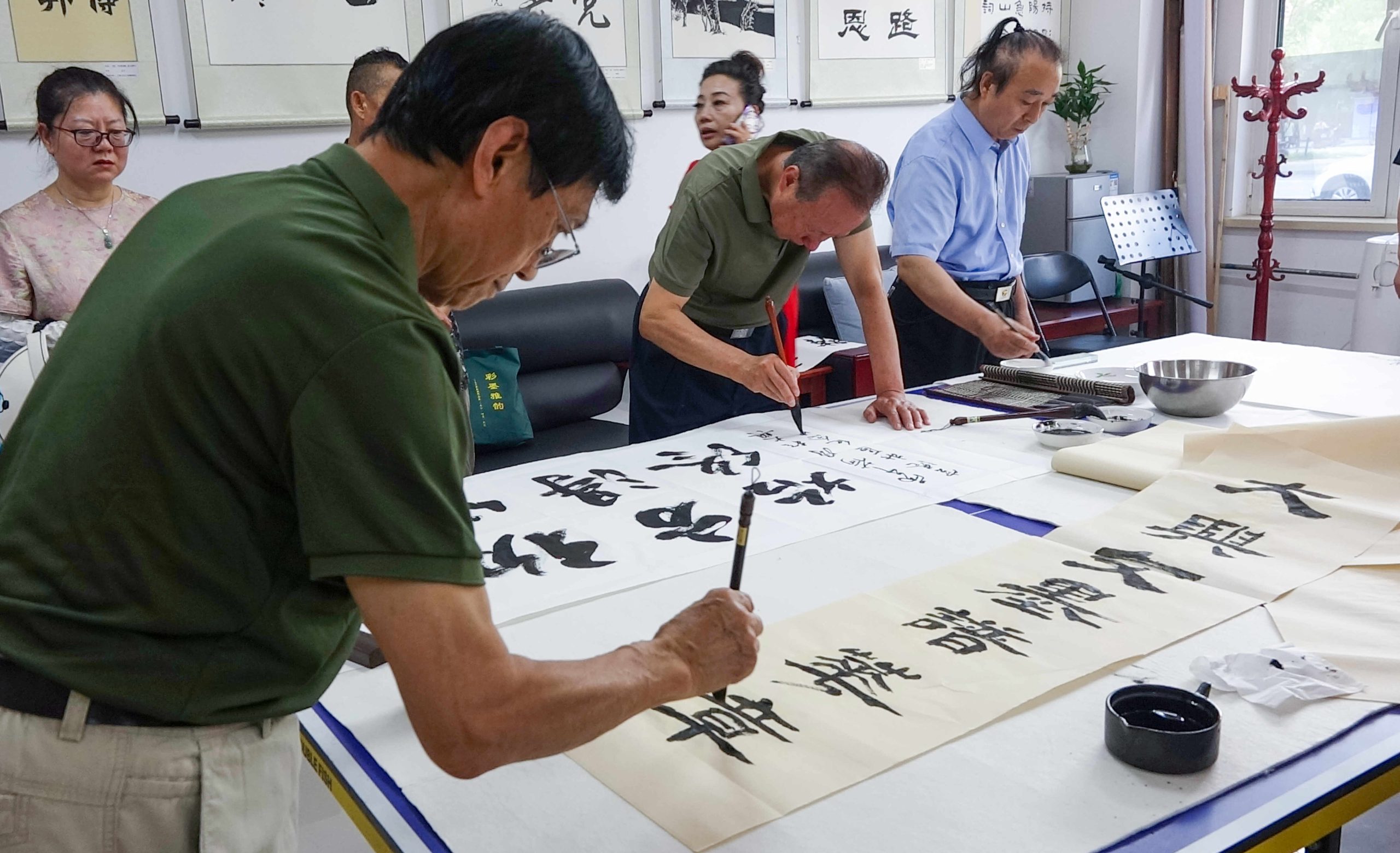 “百名画家画百年”主题书画展开幕,中国艺术世界书画院空港创研中心揭牌-艺众网 “百名画家画百年”主题书画展开幕,中国艺术世界书画院空港创研中心揭牌